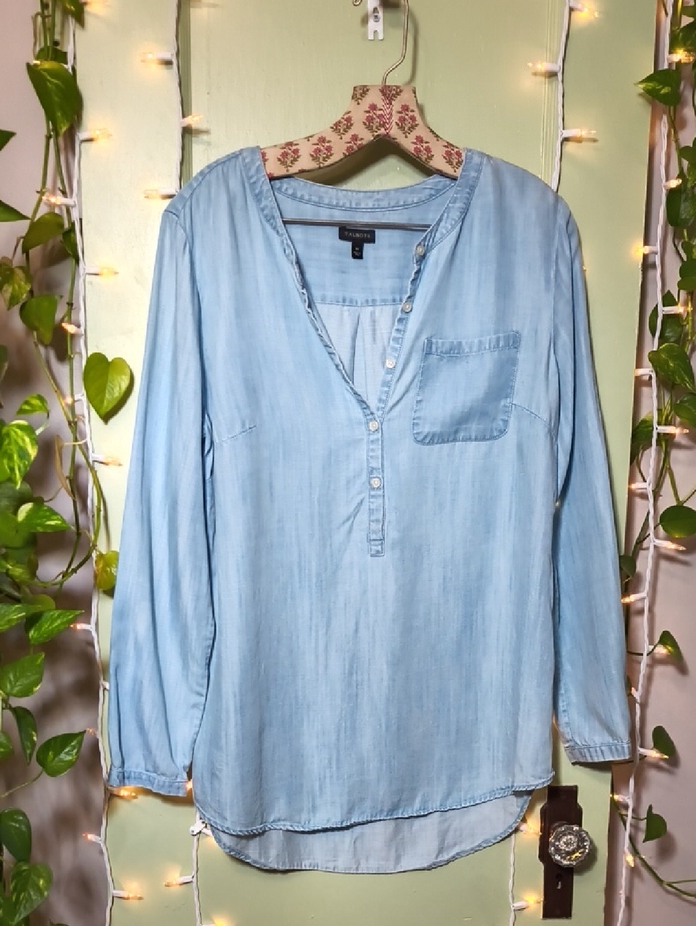 Women's Talbot's Lyocell Lightwash Denim V-neck Mid Button Down Shirt M